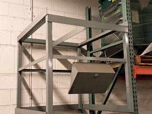 lot 77 image: Metal Stand 41 x 49 x 42