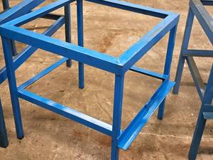 lot 82 image: Metal Stand 28 x 28 x 30