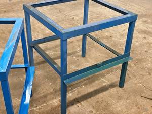 lot 83 image: Metal Stand 28 x 28 x 30