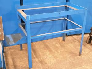 lot 84 image: Metal Stand 28 x 45 x 39