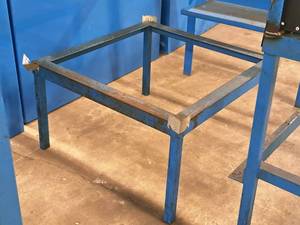 lot 86 image: Metal Stand 28 x 28 x 17