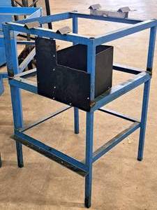 lot 85 image: Metal Stand 28 x 30 x 46