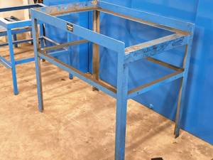 lot 87 image: Metal Stand 28 x 45 x 39