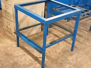 lot 90 image: Metal Stand 28 x 28 x 30