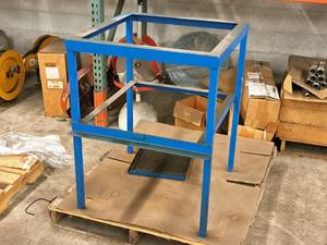 lot 95 image: Metal Stand 28 x 28 x 36