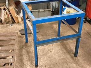 lot 97 image: Metal Stand 28 x 28 x 30