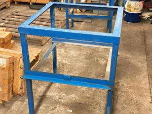 lot 98 image: Metal Stand 28 x 28 x 36