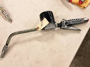 lot 167 image: Graco 1500-PSI Metered Dispenser Valve with Ridgid Line