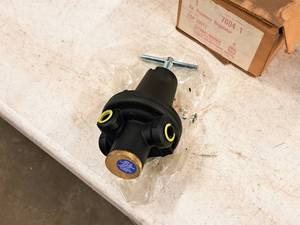 lot 232 image: Stewart-Warner Air Pressure Regulator  14 P.T. (in original packaging)