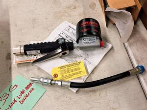 lot 138G image: Graco 1500-PSI Lube Dispenser In-Line Electronic Meter