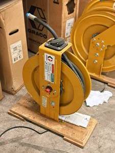 lot 193A image: Graco 1800 PSI Oil Hose Reel with Hose  12 x 25  3000 PSI #240963 (in original packaging)