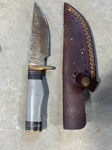 lot 10 image: 8 Damascus Knife with Leather Sheath