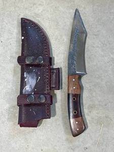 lot 11 image: 10 Knife with Leather Sheath