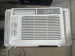 lot 28 image: Window Air Conditioner