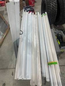 lot 42 image: Lot of 3 Light Fixtures with Bulbs