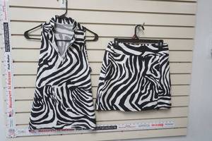 lot 19 image: Tzu TZU Sports Apparel for Women Tank & Skort Size Medium
