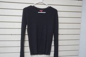 lot 72 image: Merona Size Medium-Black Sweater