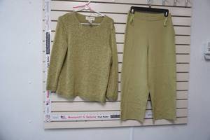 lot 126 image: Easy Spirit Sweater and Slacks Set