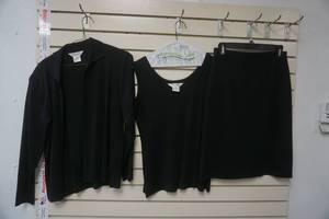 lot 137 image: Misook Petite Set (Black) 100% Acrylic