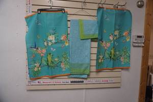lot 156 image: William Sonoma Hummingbird Linens & Tablecloths