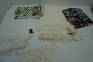 lot 207 image: Scarves (4ct)
