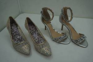 lot 233 image: Womens Heels Size 6-2 pair
