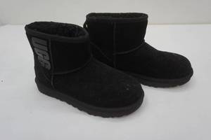 lot 245 image: Black Low Top Uggs Size 6