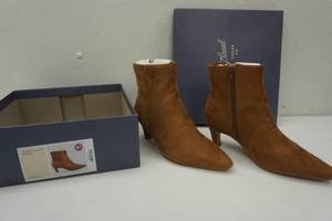 lot 259 image: Universal Threads Taylor Boots 5.5 NEW