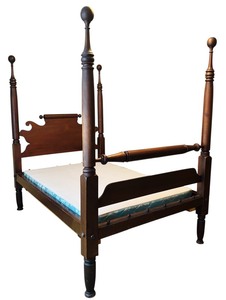 lot 102 image: Vintage 1920s Foot-Reynold Co.  Mahogany and Walnut Wood Semi-Poster Full Size Wooden Bed Frame