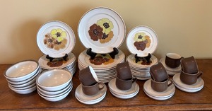 lot 58 image: Vintage Denby Potpourri Honey Floral Dinnerware