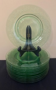 lot 123 image: Set of Twelve Vintage Hazel Atlas Green Depression Glass Plates