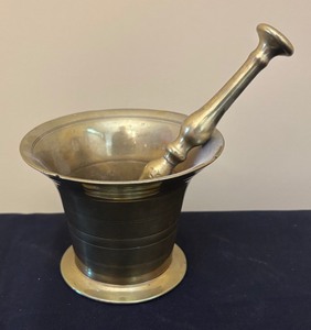lot 139 image: Vintage Brass Mortar and Pestle