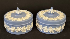 lot 215 image: Two Vintage Wedgwood Jasperware Trinket Boxes