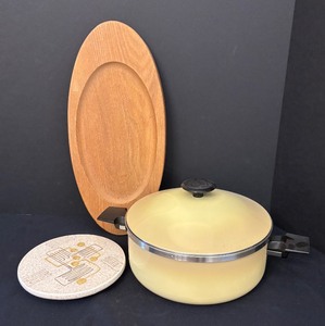 lot 254 image: Vintage Redwing Pottery Trivet, Pot with Lid and Wooden Serving Tray