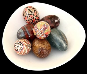 lot 335 image: Collection of Egg Figurines including Marble Eggs, Ukrainian Eggs and More