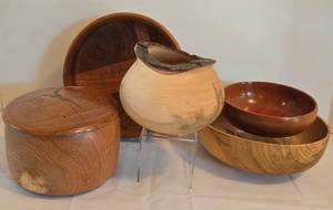 lot 304 image: Richly Hued Carved Wooden Bowl Grouping