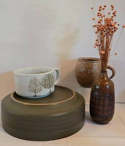 lot 372 image: Pretty Pottery Offerings