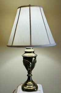 lot 275 image: Pretty Vintage Brass Lamp