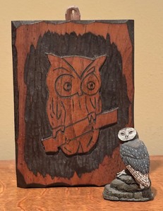 lot 473 image: Neal Deaton Wildlife Miniatures Barn Owl Figurine and Wooden Owl Plaque by John Maxwell