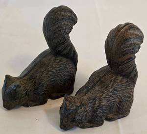 lot 382 image: Pair of Vintage Cast Iron Squirrels