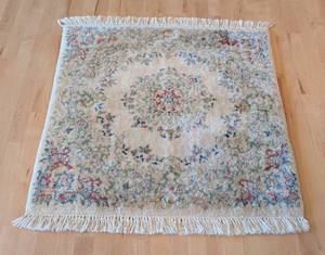 lot 78 image: Small Wool Floral Accent Rug