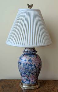 lot 87 image: Beautiful Frederick Cooper Floral Table Lamp