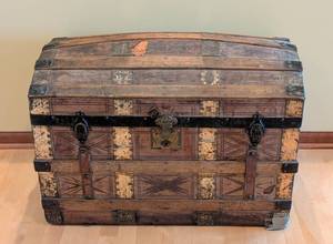 lot 92 image: Antique Wooden Steamer Trunk with Iron Hardware