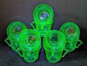 lot 95 image: Vintage Hazel Atlas Florentine Uranium Glass Teacups