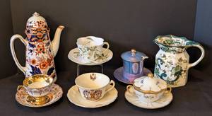 lot 185 image: Assorted Vintage Porcelain Teacups and Teapots