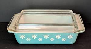 lot 201 image: Vintage Pyrex Turquoise Snowflake Casserole Dish