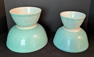 lot 202 image: Vintage Pyrex Teal Mixing Bowl Set