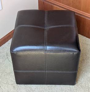 lot 100 image: Braxton Studio Dark Brown Leather Ottoman