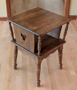 lot 206 image: Vintage Baumritter Tiered Vintage End Table