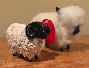 lot 552 image: Adorable Sheep Figurines by Castlewynd and Castleton Crafts of Scotland